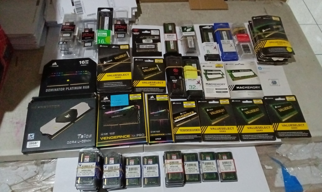 Lote de 16 memorias RAM, varios modelos, frecuencias y marcas 